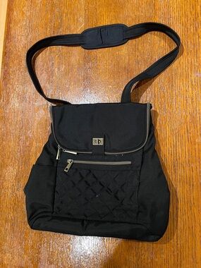 Black Quilted Crossbody Bag with Front Zip Pocket - Unbranded